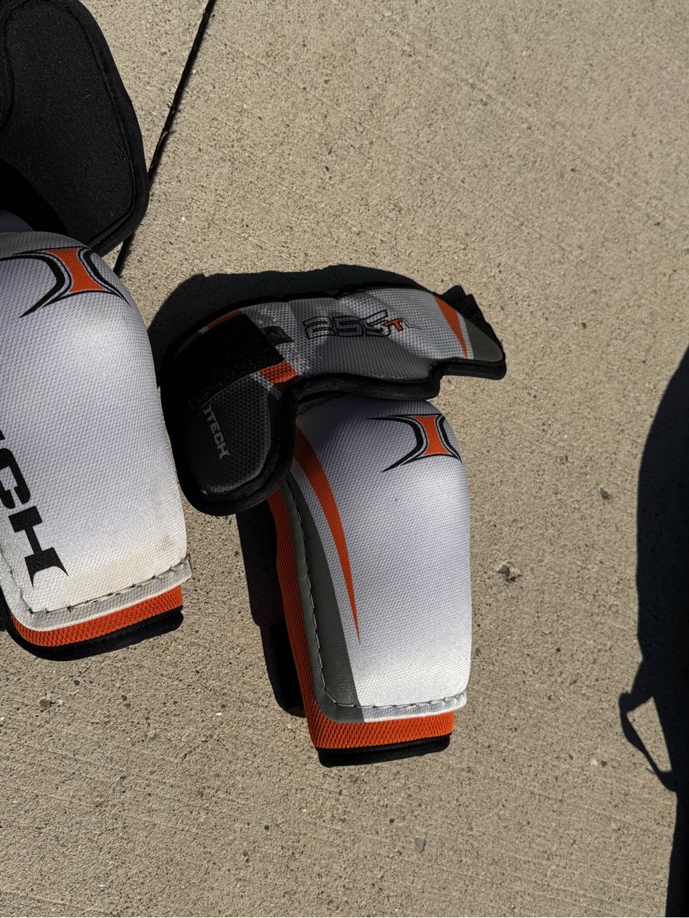 2ESS Men’s Forearm Hockey Guards  Medium